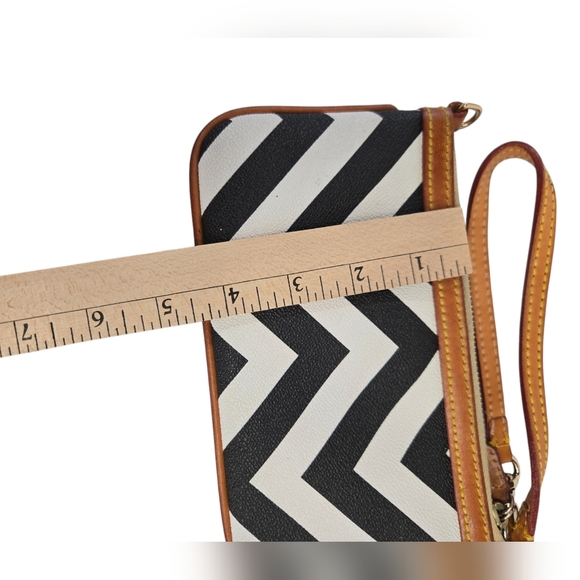 Dooney & Bourke Chevron Zebra Wristlet Clutch Black White Tan - Picture 12 of 13